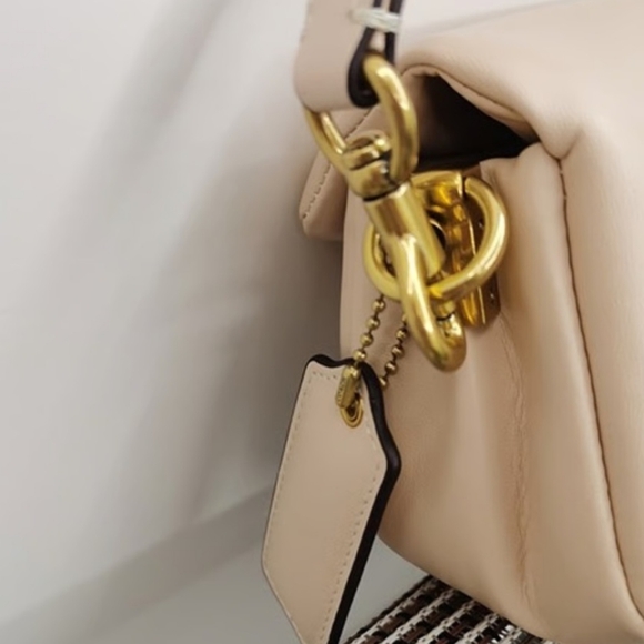 Coach pillow tabby 18 - Picture 3 of 6